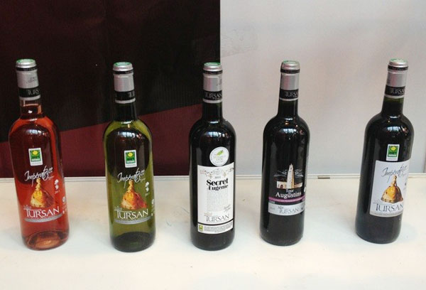 左起为图尔桑女皇桃红葡萄酒、女皇干白葡萄酒、优金妮之迷红葡萄酒、奥古斯丁金塔葡萄酒和女皇系列红葡萄酒