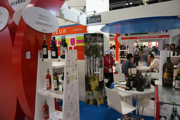 图中上层为图尔桑的红葡萄酒，中间和下层为图尔桑燕子系列和拉面系列的葡萄酒